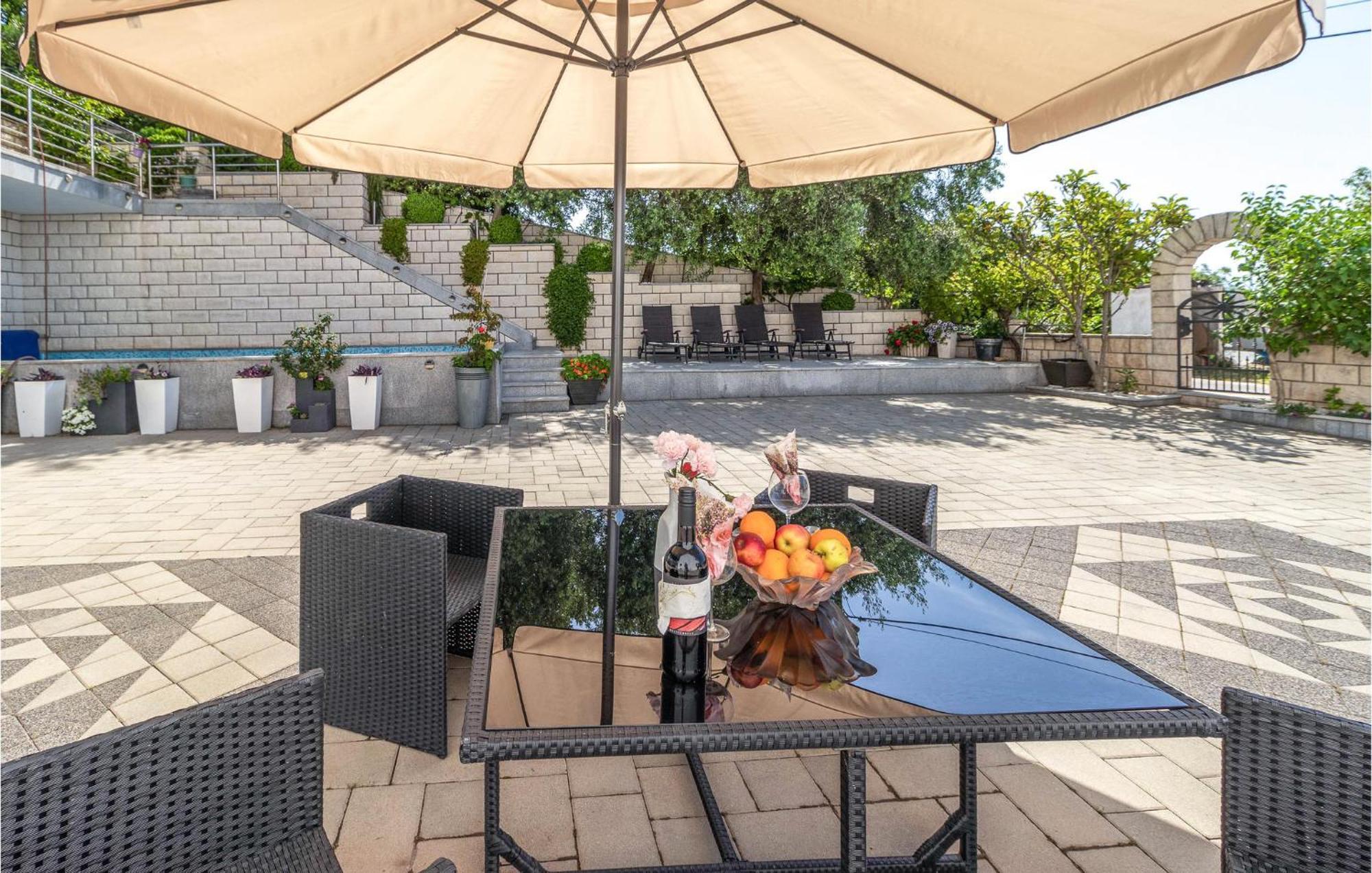 1 Bedroom Cozy Apartment In Цриквениця Екстер'єр фото