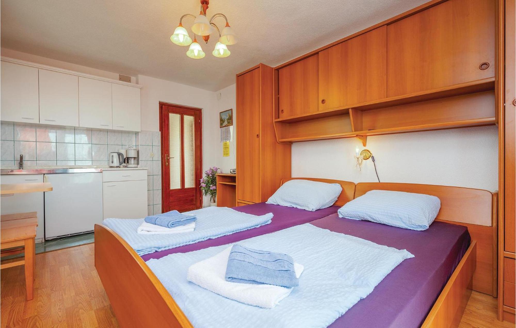 1 Bedroom Cozy Apartment In Цриквениця Екстер'єр фото