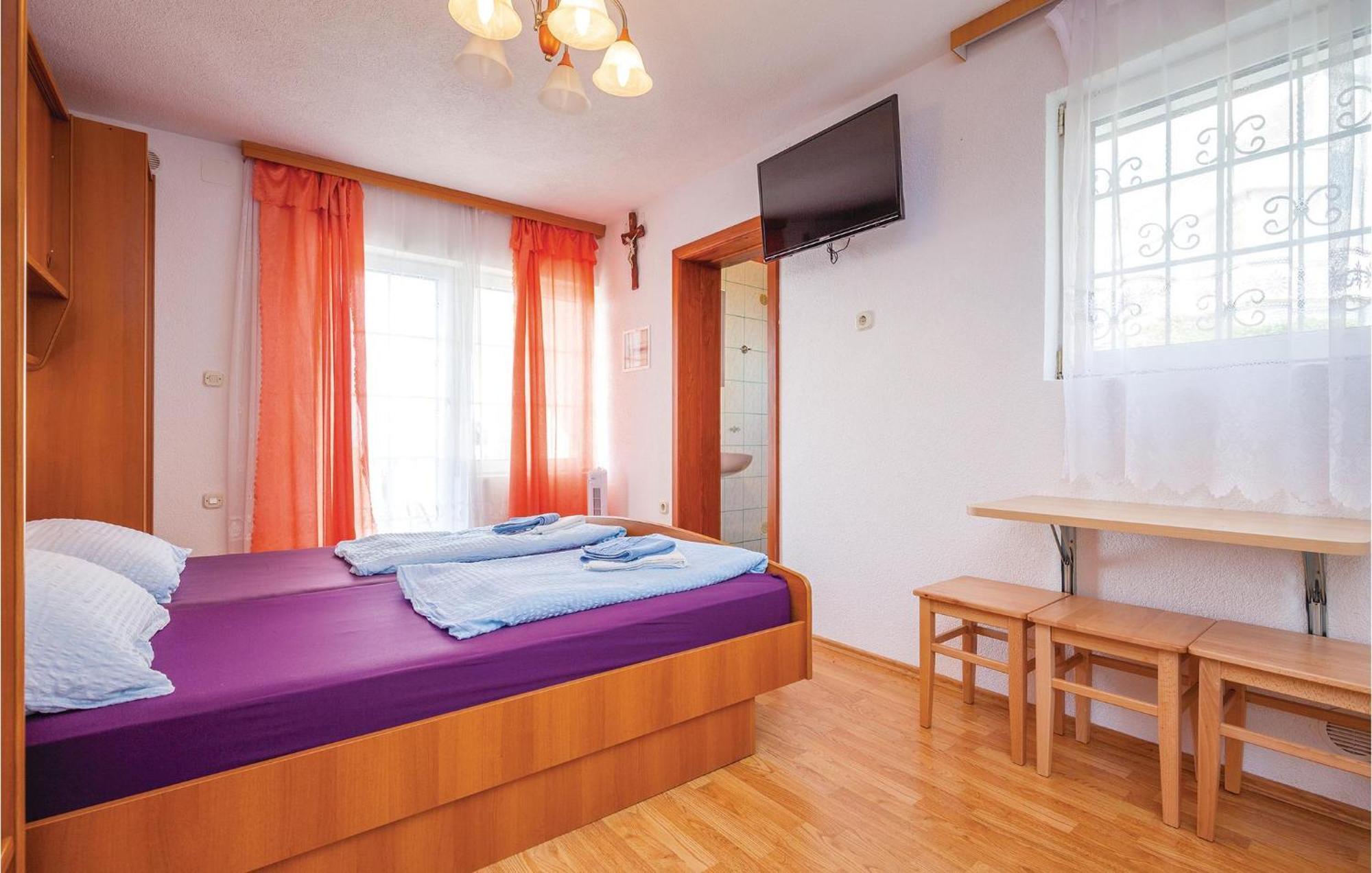 1 Bedroom Cozy Apartment In Цриквениця Екстер'єр фото