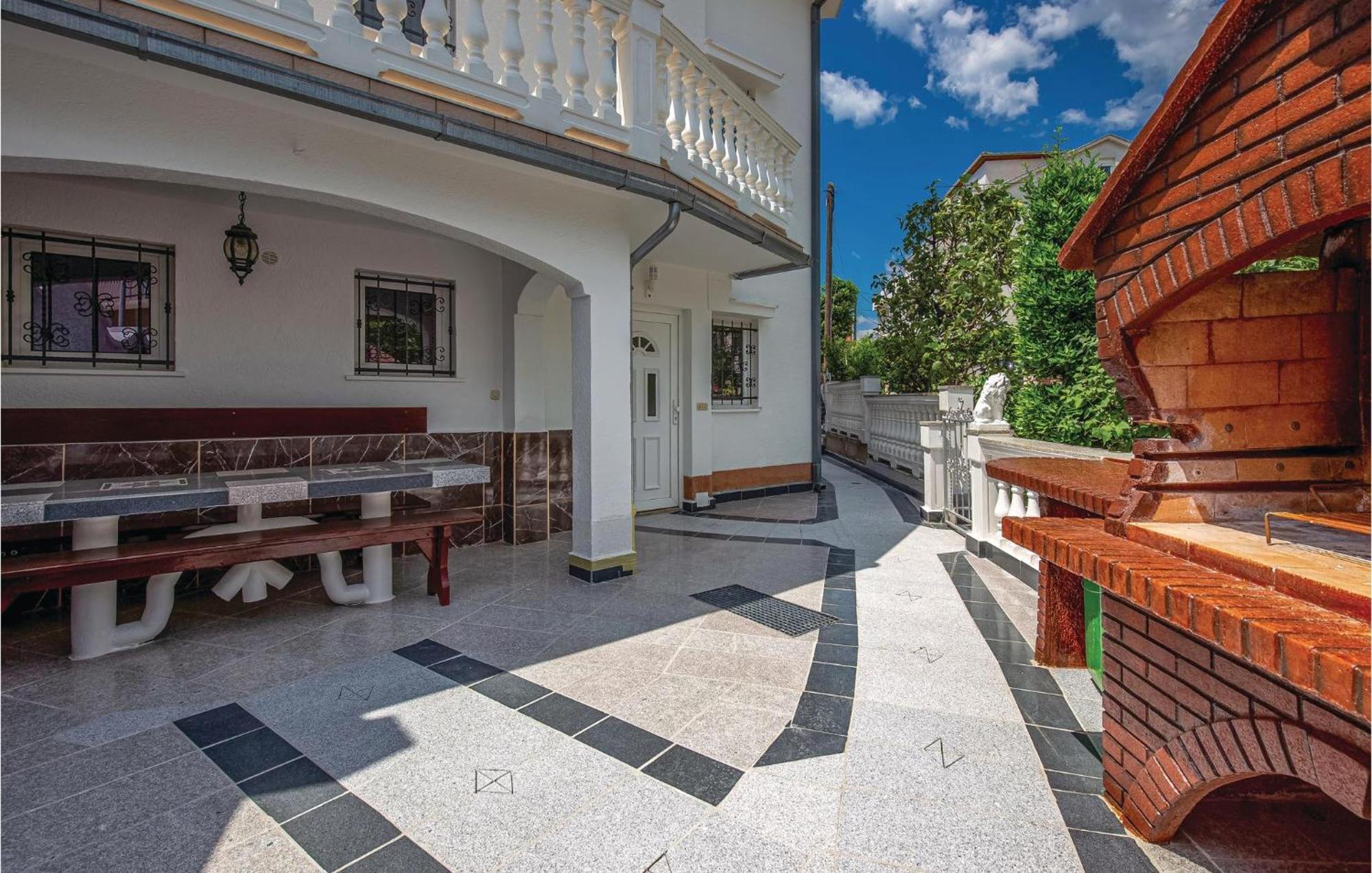1 Bedroom Cozy Apartment In Цриквениця Екстер'єр фото