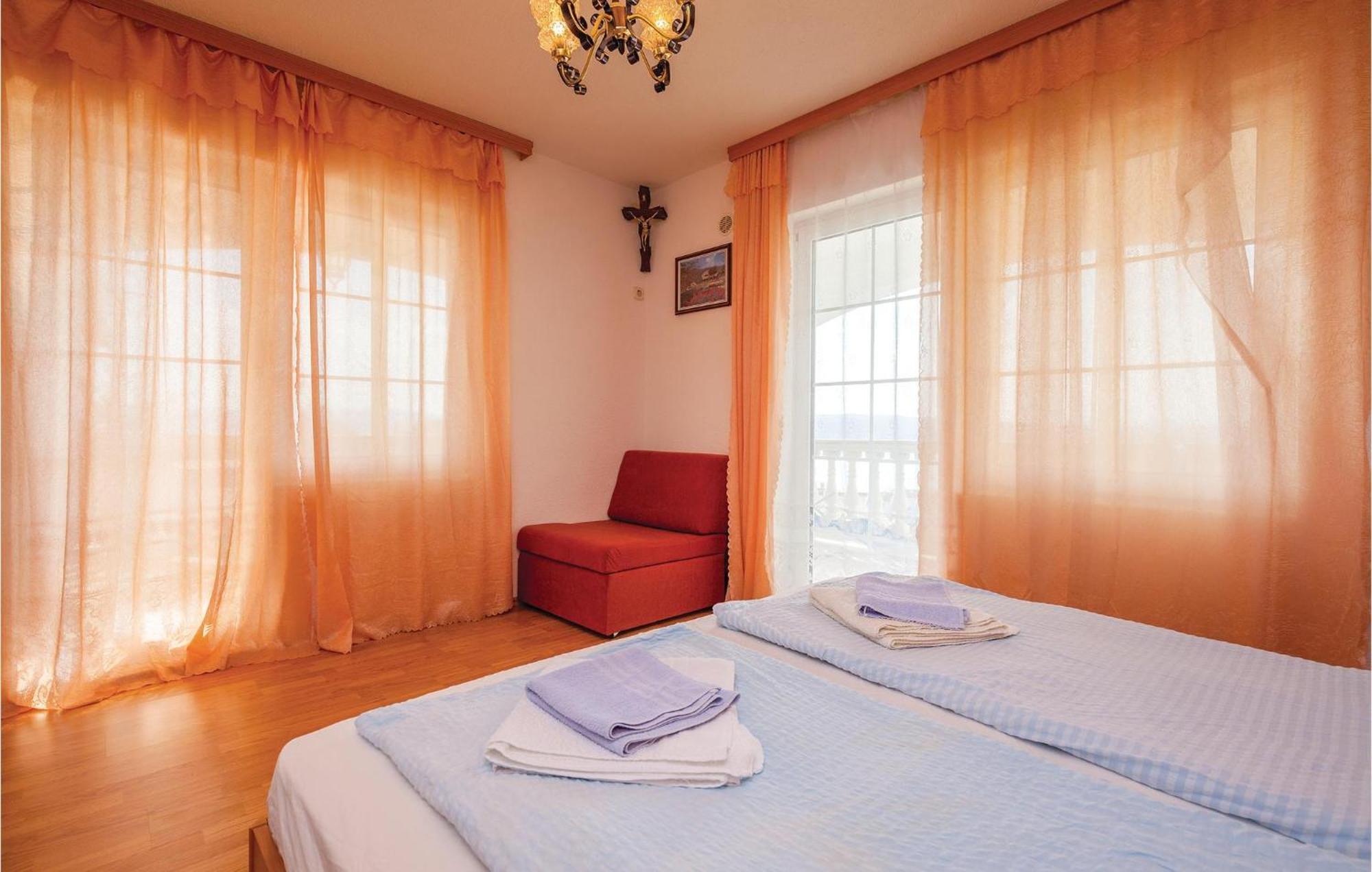 1 Bedroom Cozy Apartment In Цриквениця Екстер'єр фото