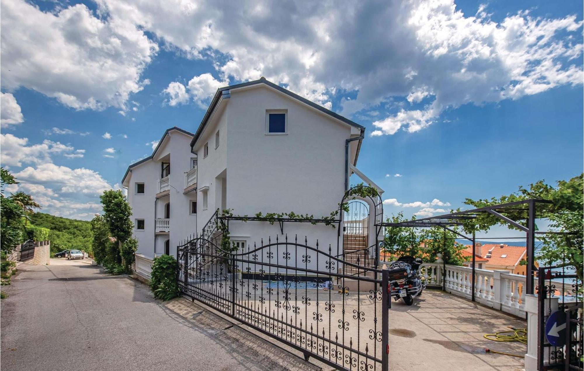 1 Bedroom Cozy Apartment In Цриквениця Екстер'єр фото