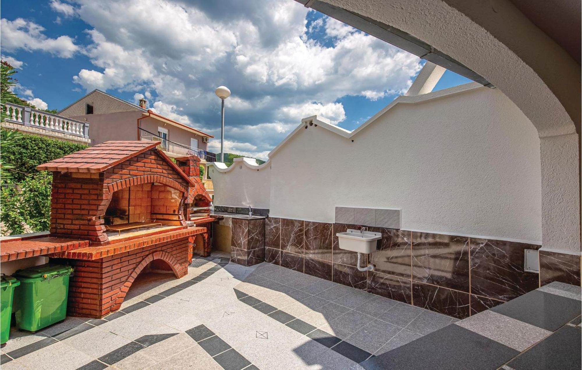 1 Bedroom Cozy Apartment In Цриквениця Екстер'єр фото