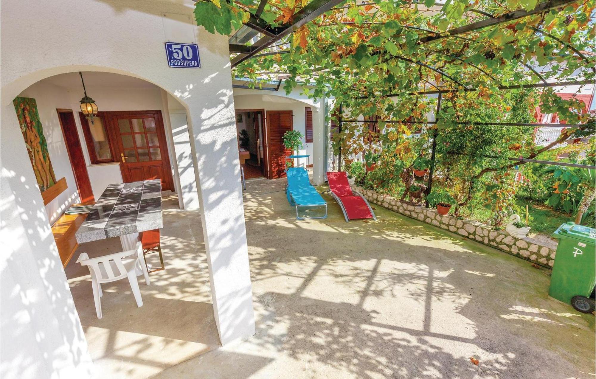 1 Bedroom Cozy Apartment In Цриквениця Екстер'єр фото