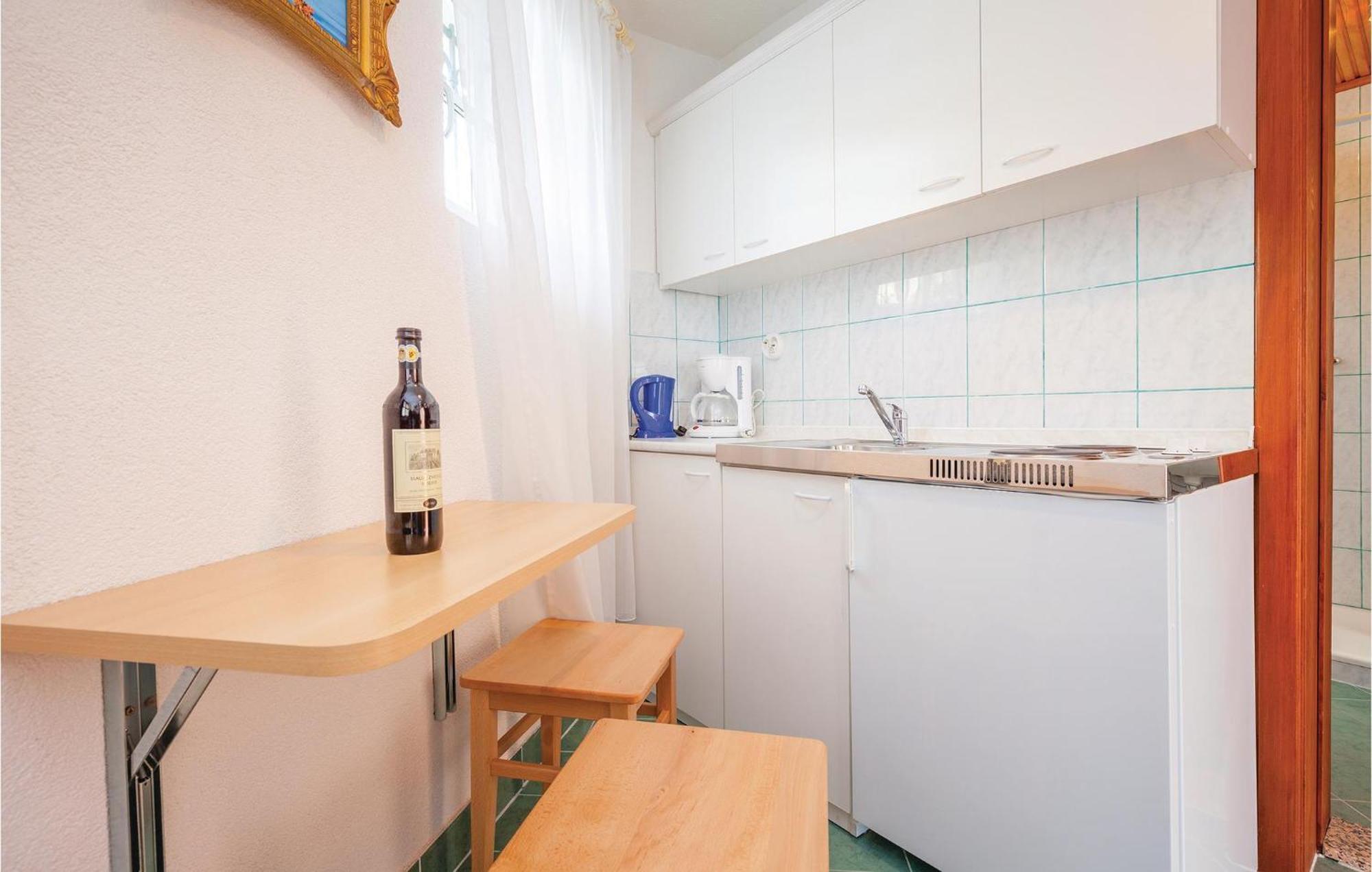 1 Bedroom Cozy Apartment In Цриквениця Екстер'єр фото
